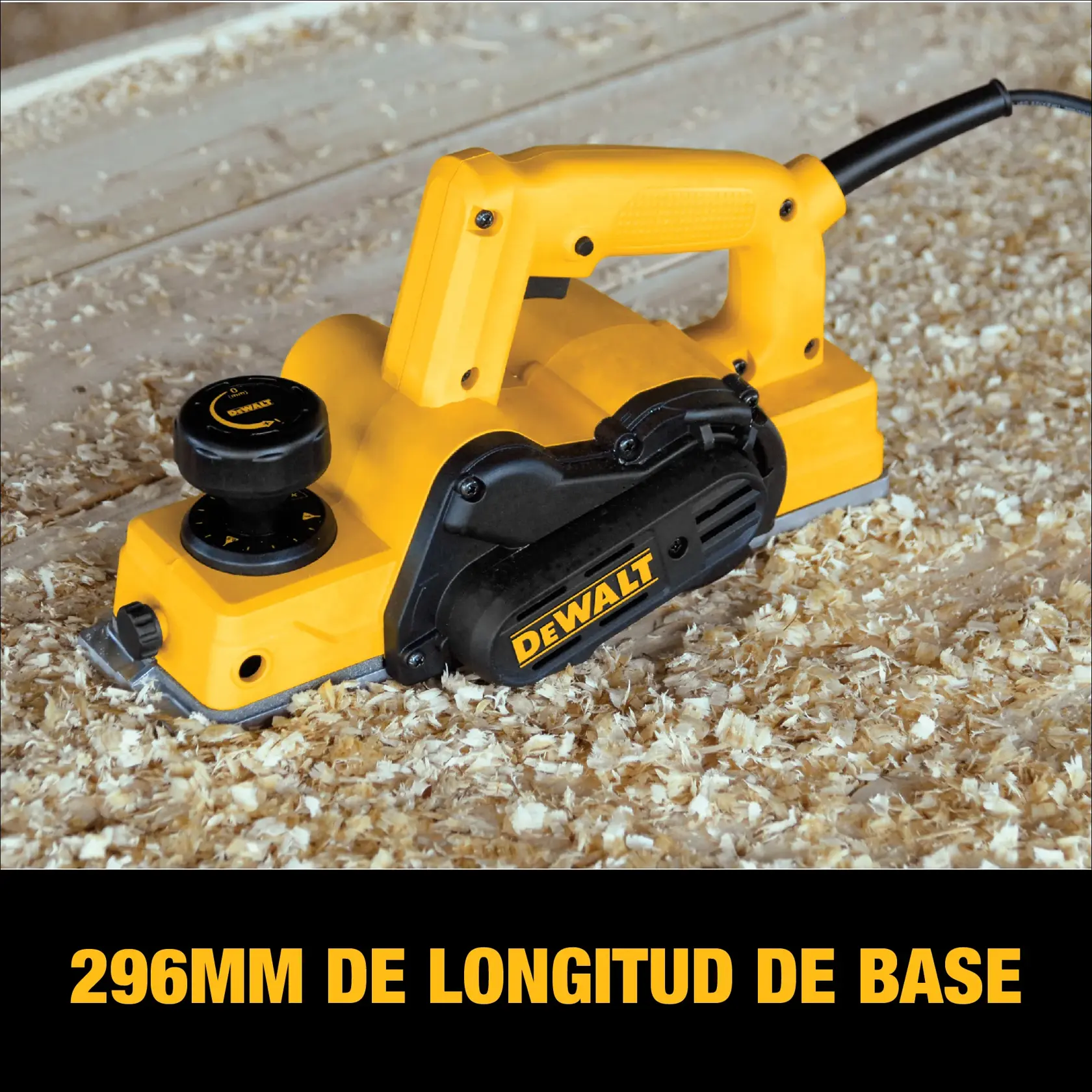 Una cepilladora eléctrica manual amarilla DEWALT está sobre una superficie de madera rodeada de virutas. El texto en la parte inferior dice '296 mm de longitud de base'.