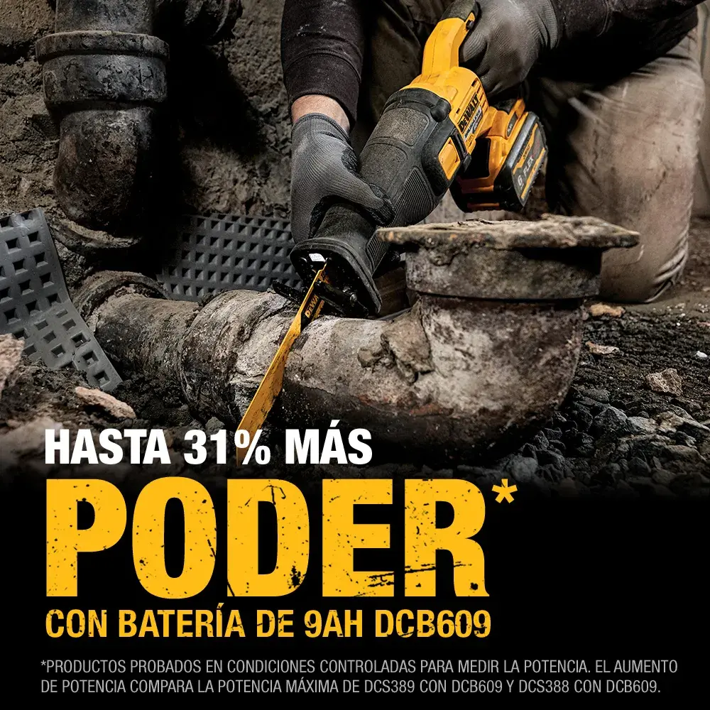 Imagen en primer plano que muestra a una persona usando una sierra recíproca amarilla y negra DEWALT para cortar una tubería de metal en un entorno de construcción o industrial. La imagen resalta el aumento de potencia con el texto en español: 'Hasta 31% más poder con batería de 9Ah DCB609.'