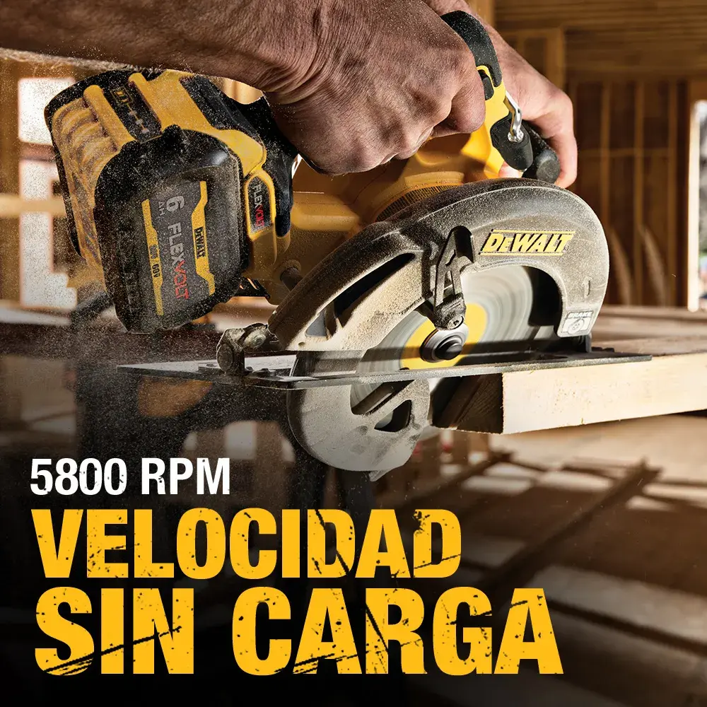 Una persona está usando una sierra circular inalámbrica DEWALT para cortar madera. La imagen muestra el texto '5800 RPM Velocidad sin carga'.
