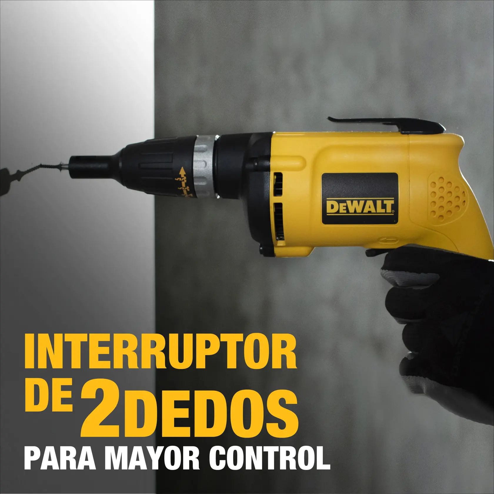 Una persona con guante negro sostiene un destornillador eléctrico amarillo DEWALT en posición horizontal, atornillando en una pared. El texto dice: 'Interruptor de 2 dedos para mayor control.'