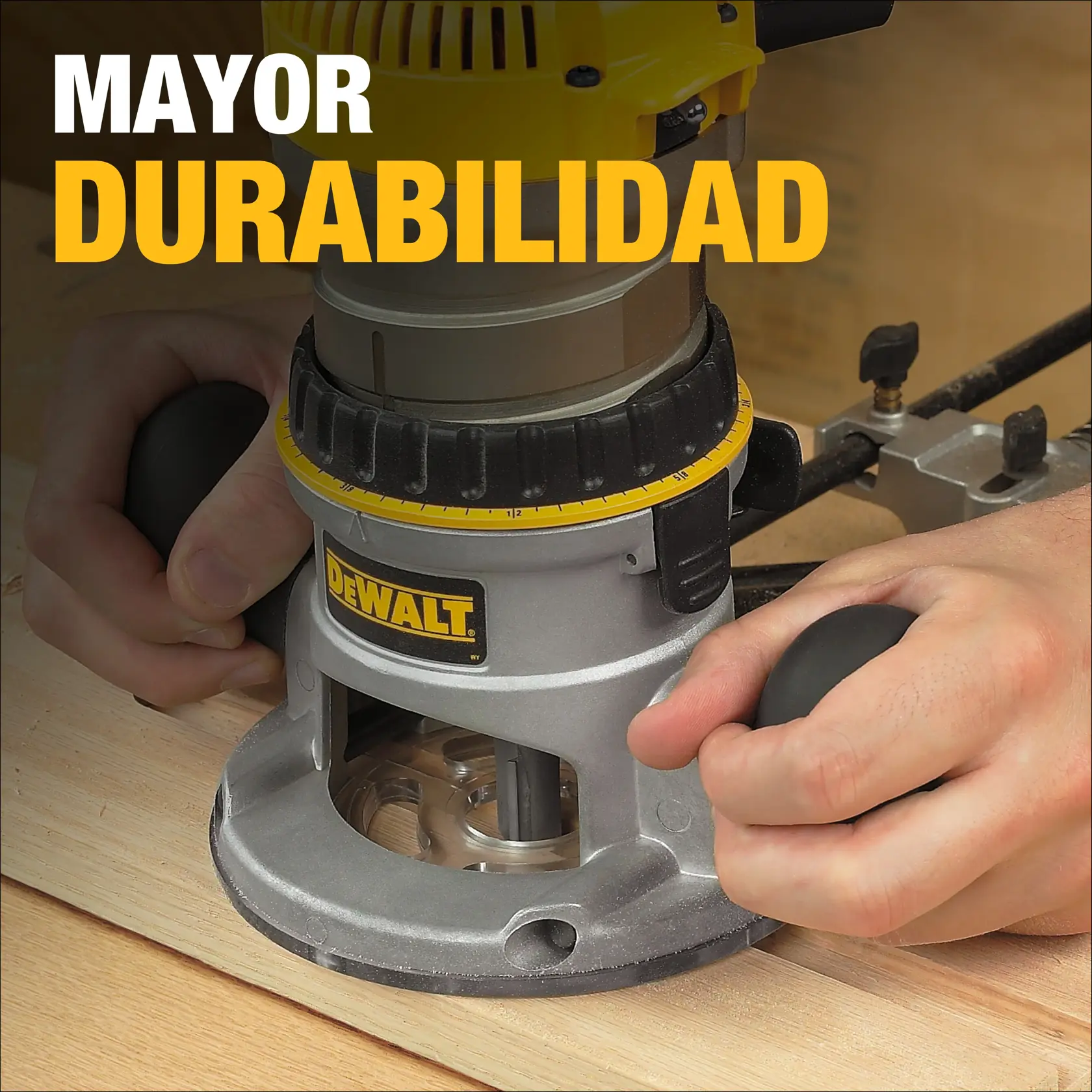 Un router de madera DEWALT DW616 siendo utilizado sobre una superficie de madera. Las manos sostienen la herramienta y el texto en la imagen dice 'Mayor Durabilidad'.
