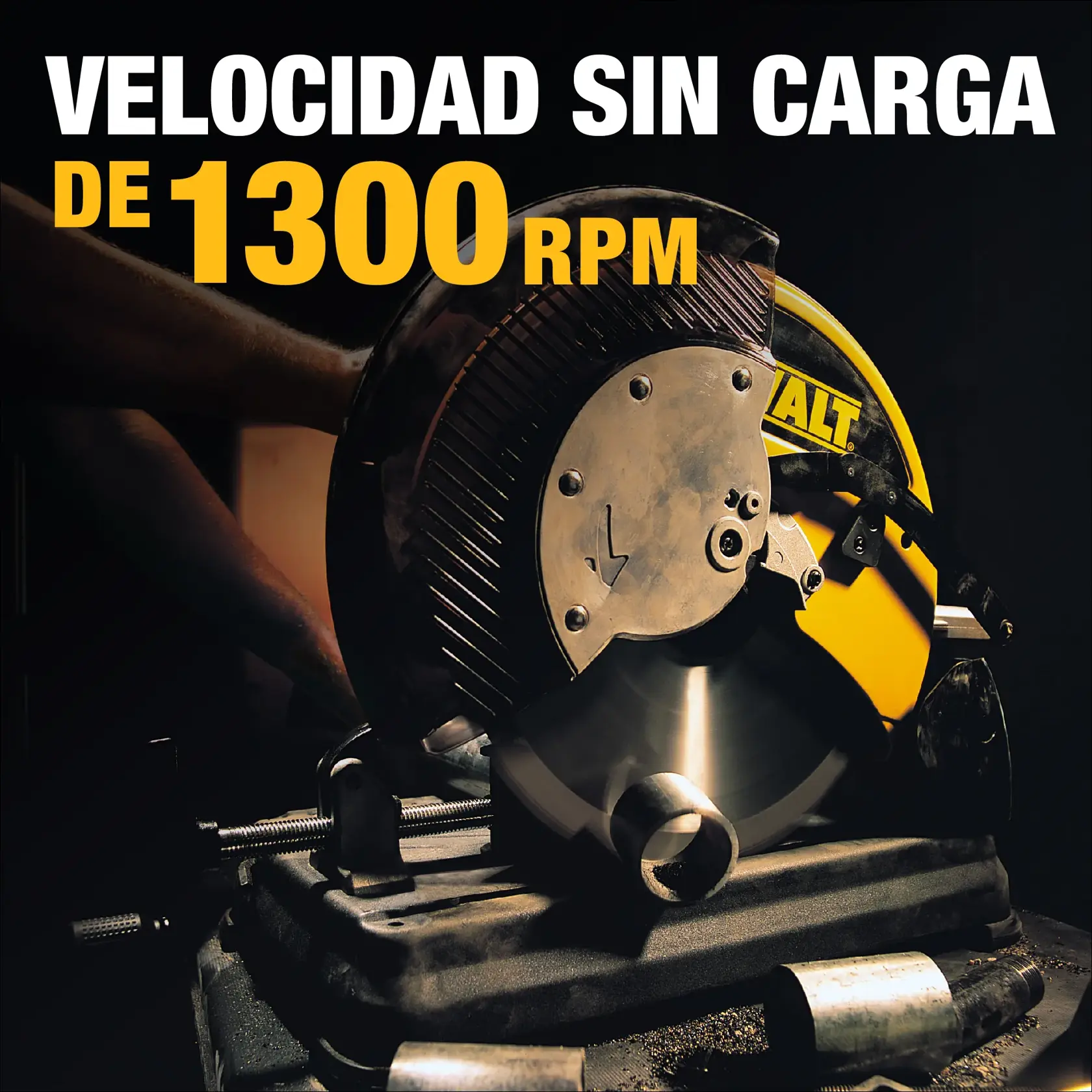 Una sierra de corte de metal DEWALT en uso, con una hoja circular grande cortando una tubería de metal. El fondo es oscuro y la máquina es amarilla con el logotipo DEWALT. El texto arriba dice 'Velocidad sin carga de 1300 RPM' en español.
