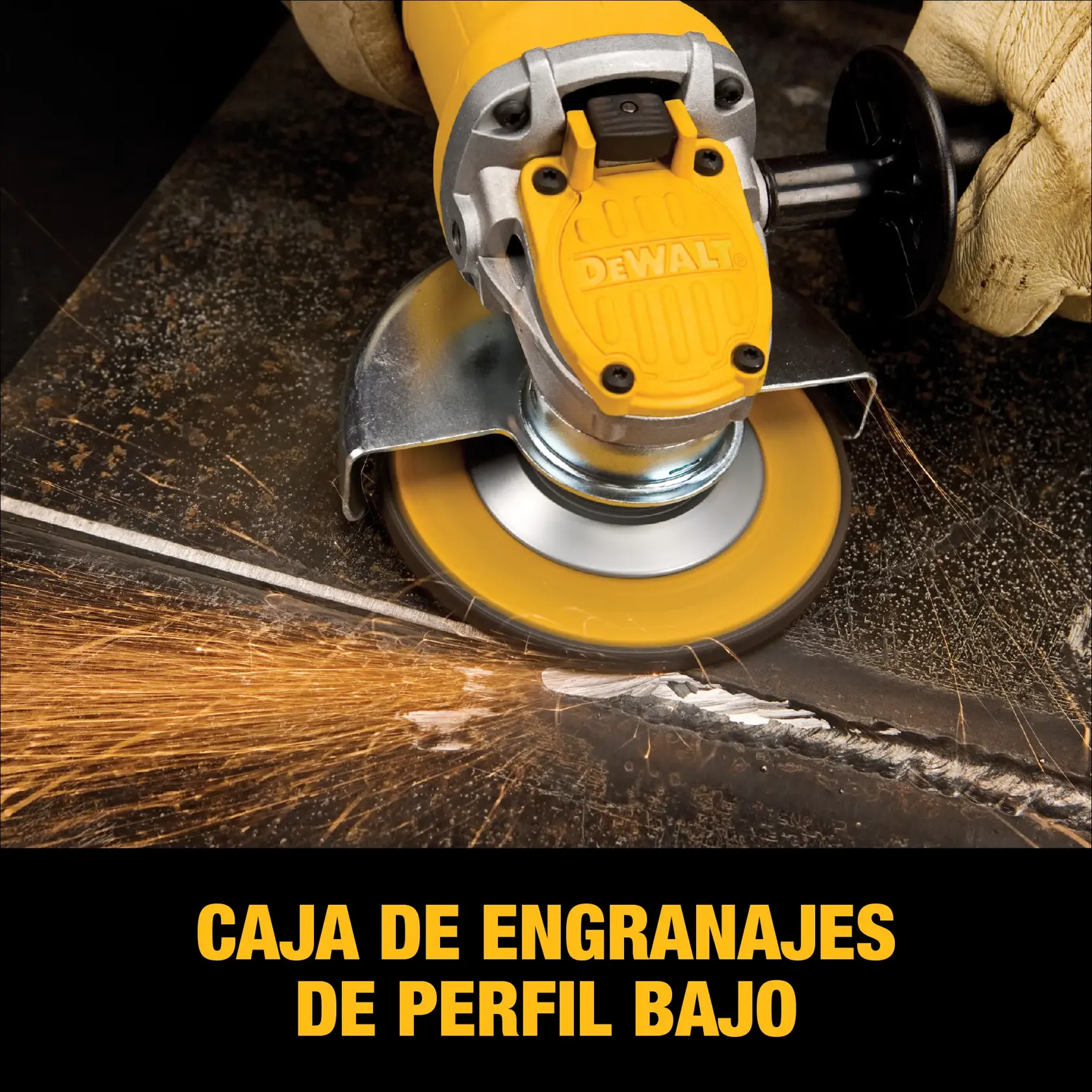 Primer plano de una amoladora angular DEWALT en uso, lijando metal y generando chispas, con el texto 'Caja de engranajes de perfil bajo'.