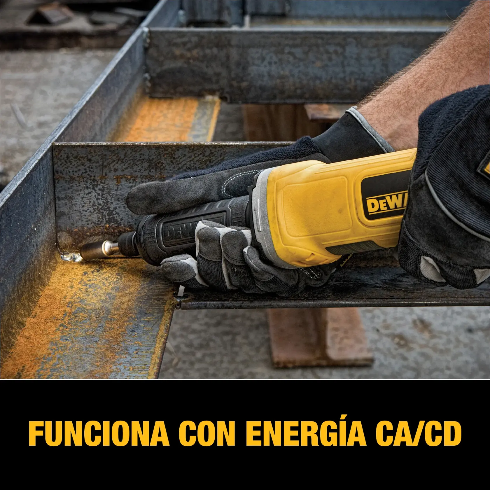 Una persona con guantes utiliza una herramienta eléctrica amarilla y negra DEWALT para trabajar en una viga de metal. El texto abajo dice: 'Funciona con energía CA/CD.'