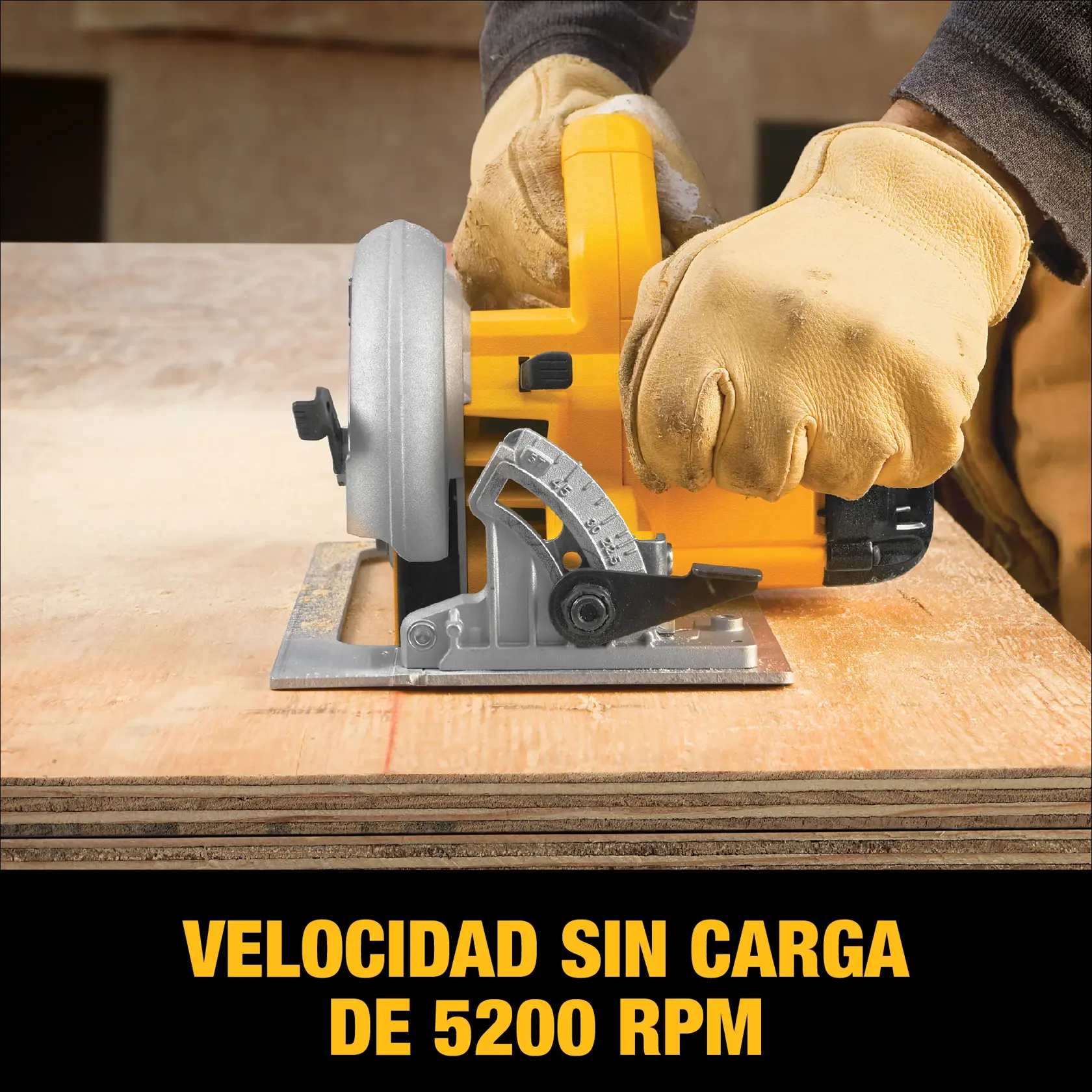 Una persona con guantes protectores utiliza una sierra circular amarilla DEWALT para cortar madera contrachapada. El texto en la parte inferior dice: 'Velocidad sin carga de 5200 RPM.'