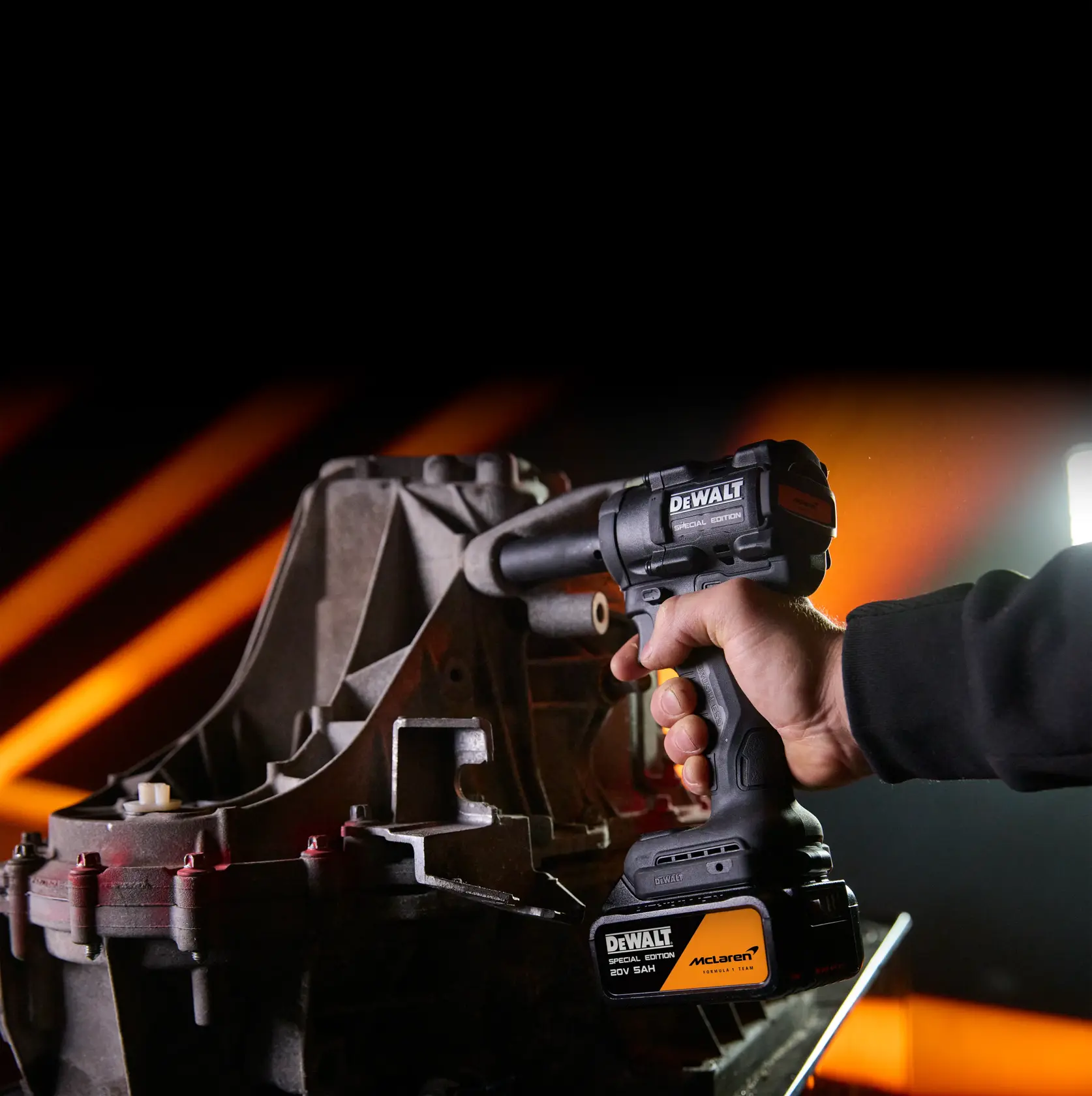 Herramienta DEWALT DCF92MP2T-BR, DCF92MP2T, DCF92MP2T-B2, DCF92MP2T-AR, DCF92MP2T-B3 en uso, fotografía.
