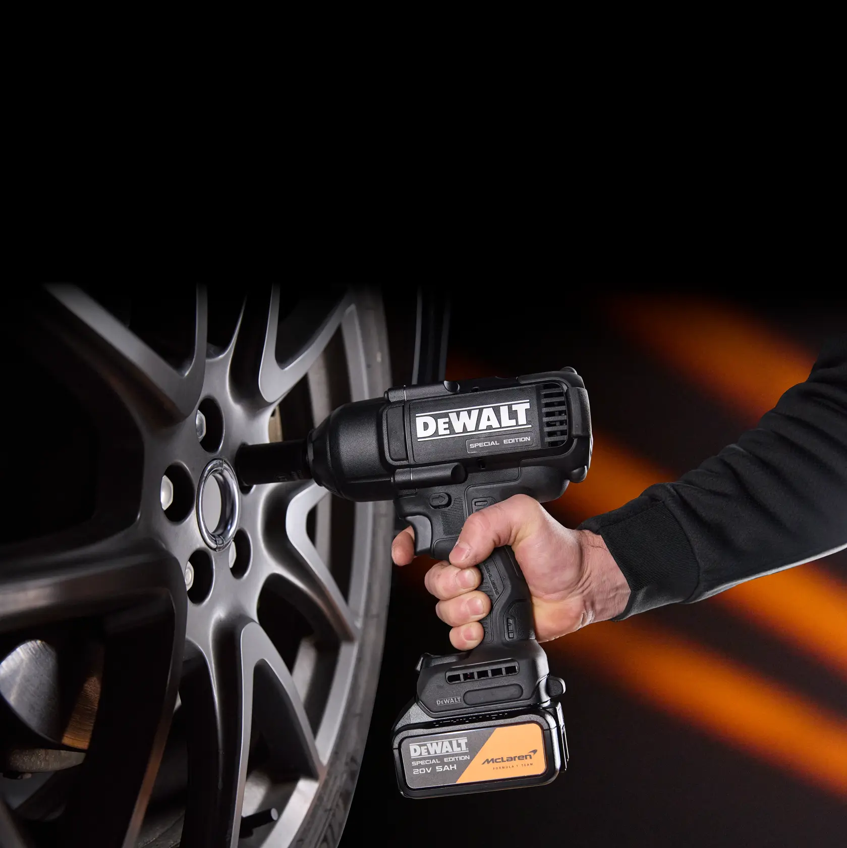 Llave de impacto DEWALT en rueda de auto. SKUs: DCF99MP2T-B2, DCF99MP2T-AR, DCF99MP2T-B3, DCF99MP2T-BR, DCF99MP2T.