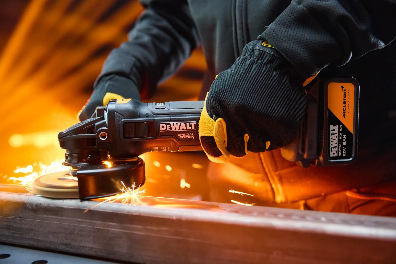 Persona usa una amoladora inalámbrica DEWALT, generando chispas al trabajar sobre metal.