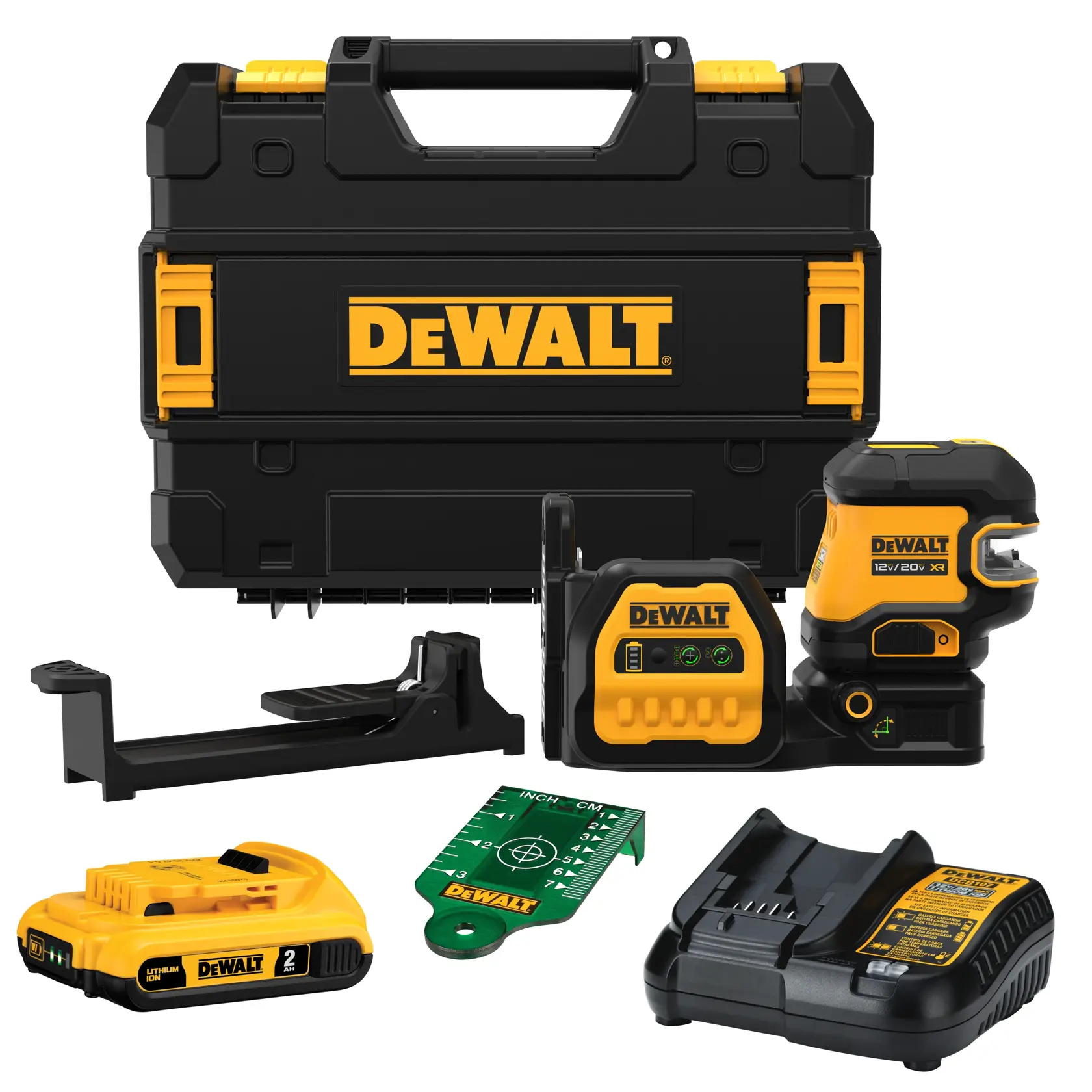 Kit de nivel láser DEWALT que incluye un estuche rígido negro y amarillo, un dispositivo de nivel láser, un paquete de batería, un cargador de batería, un soporte de montaje y una tarjeta de objetivo verde. Todos los artículos se muestran sobre un fondo blanco.