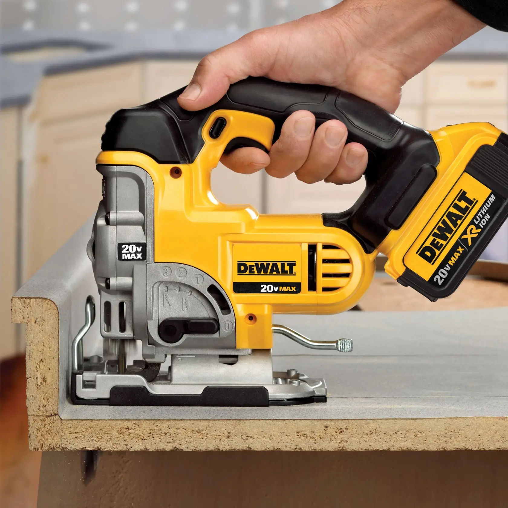 Primer plano de una persona usando una sierra de calar inalámbrica DEWALT 20V Max amarilla y negra para cortar una pieza de madera en una mesa de trabajo.