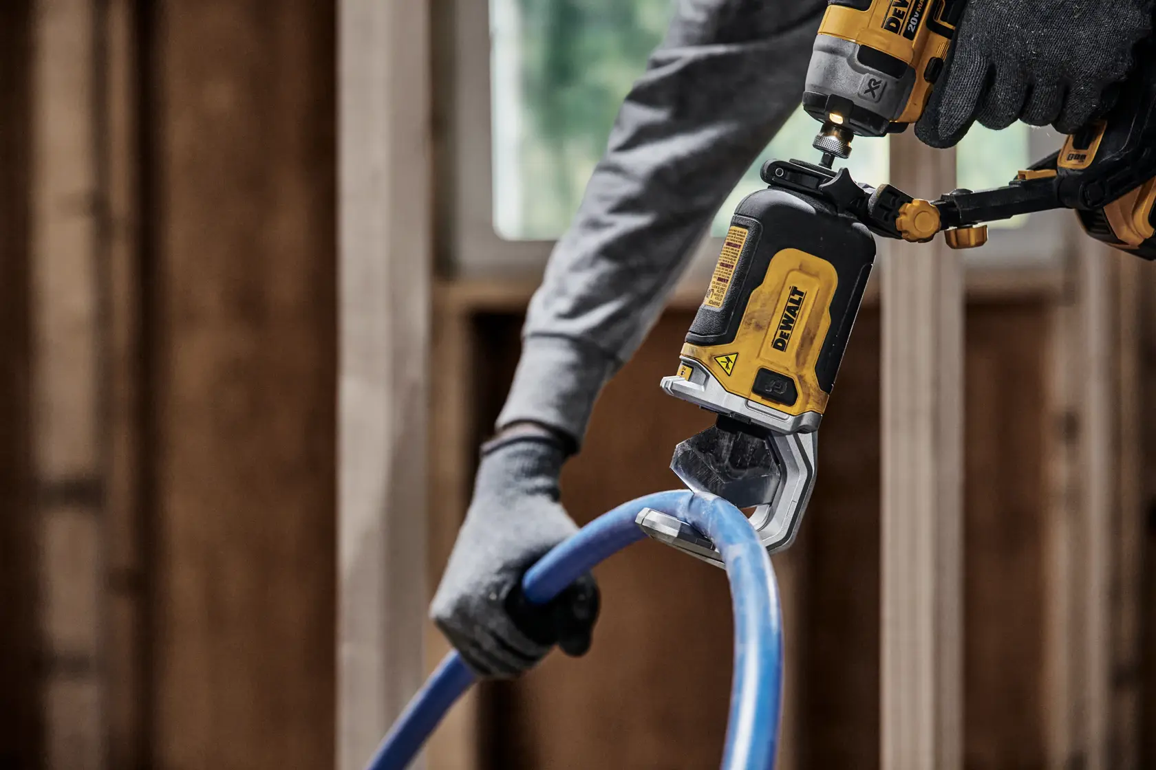 Herramienta fotográfica DEWALT DWAPVCIR con brazo y abrazadera ajustables, negro y amarillo sobre fondo blanco.