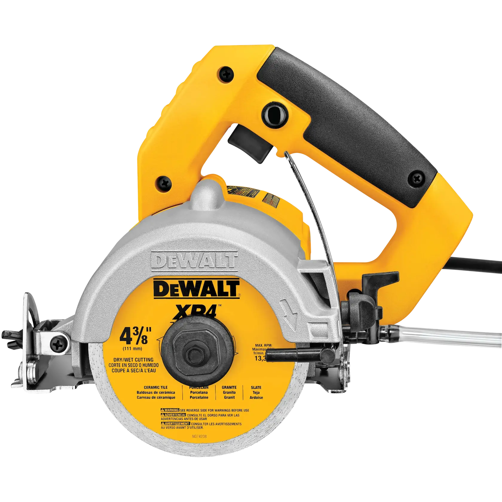 Imagen en primer plano de una sierra circular manual DEWALT DWC860W con mango amarillo y negro. La sierra tiene una hoja de 4-3/8 pulgadas diseñada para cortar baldosas de cerámica, granito y pizarra. La marca DEWALT y las especificaciones son visibles en la hoja y el cuerpo.