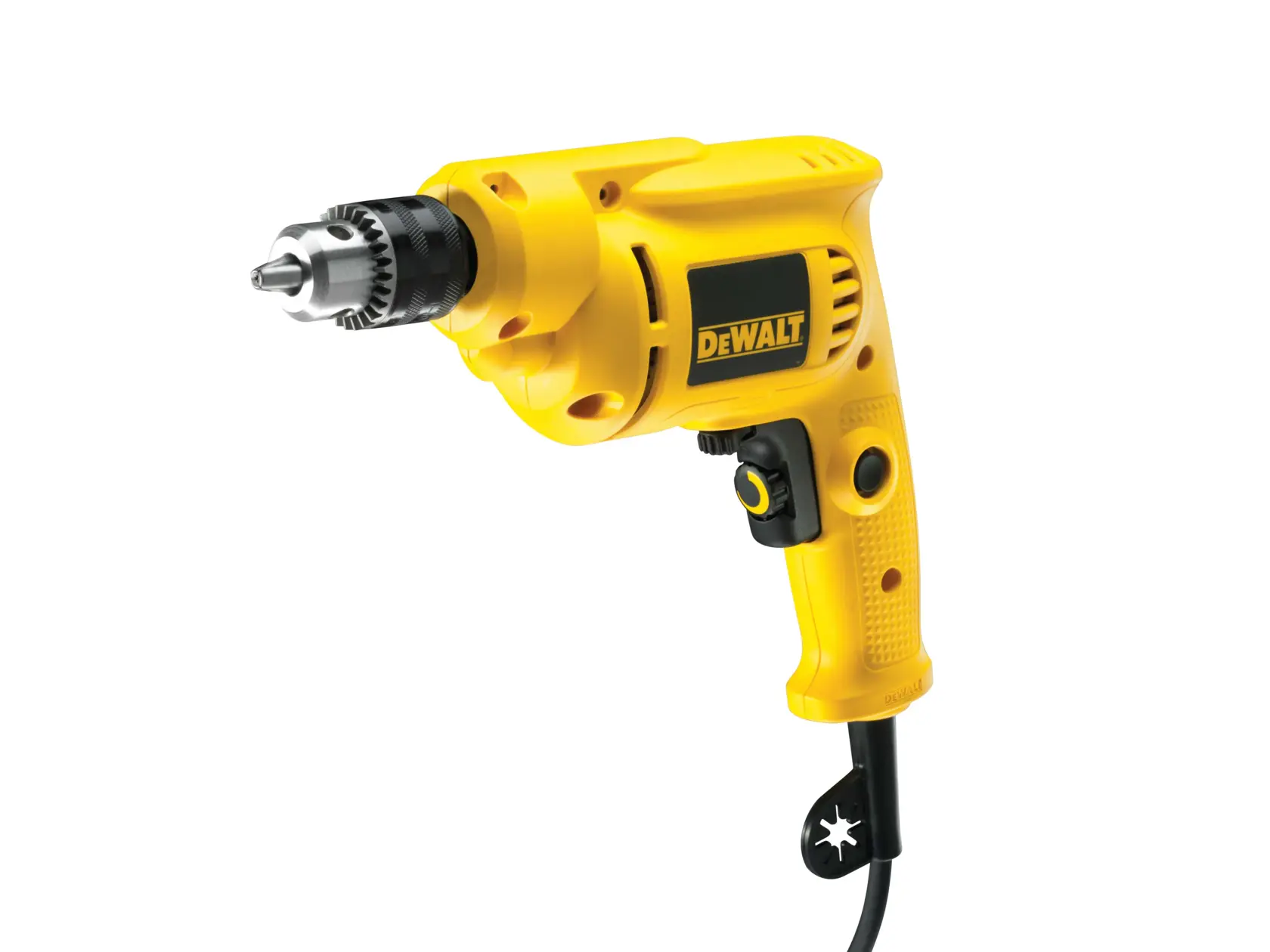 Un taladro eléctrico amarillo DEWALT con cable, que tiene un portabrocas y mango negros, mostrado sobre un fondo blanco.