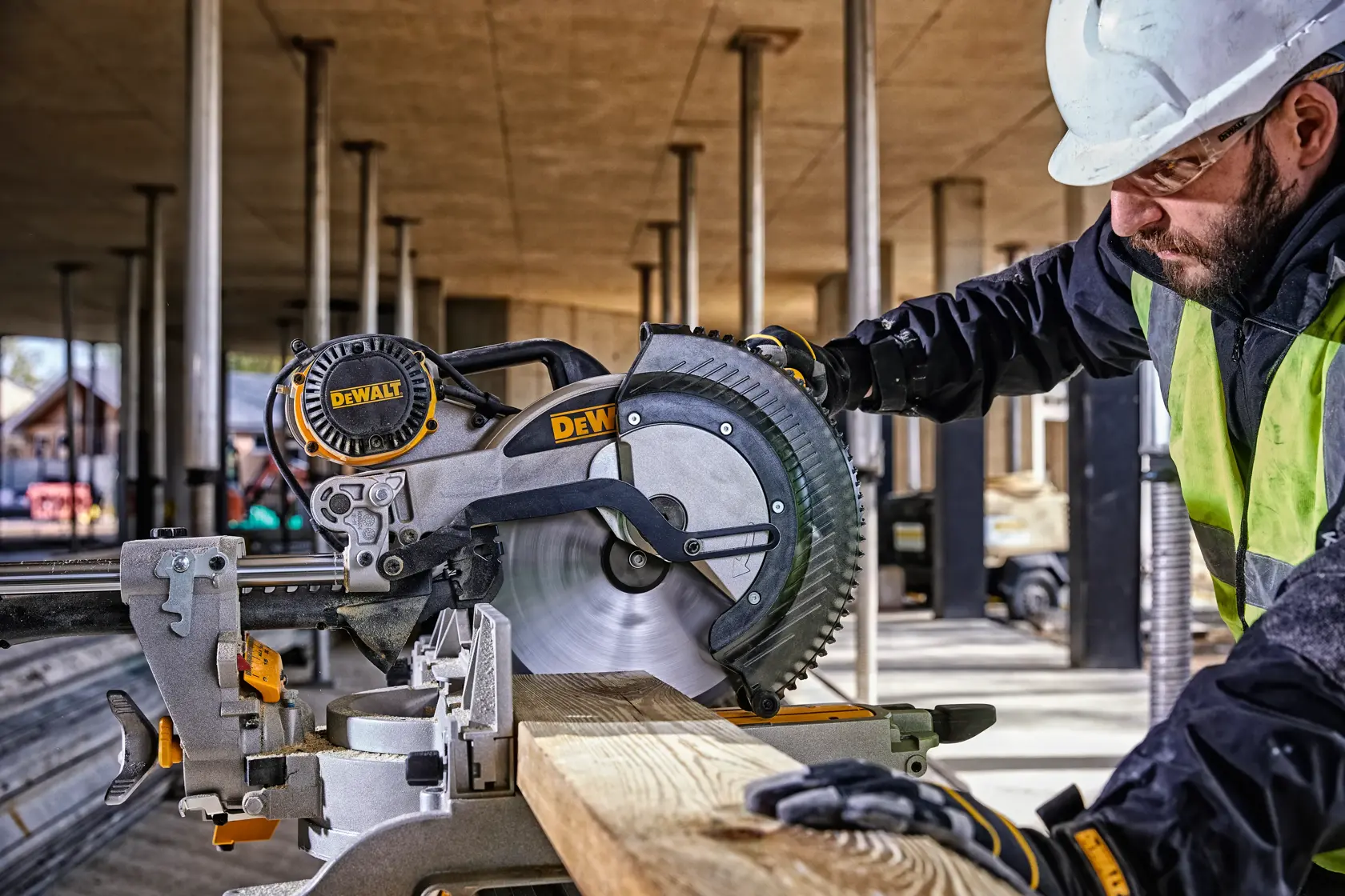 DEWALT DWS780, DWS780KIT sierra ingletadora en obra. Operario corta madera. Categoría fotografía.