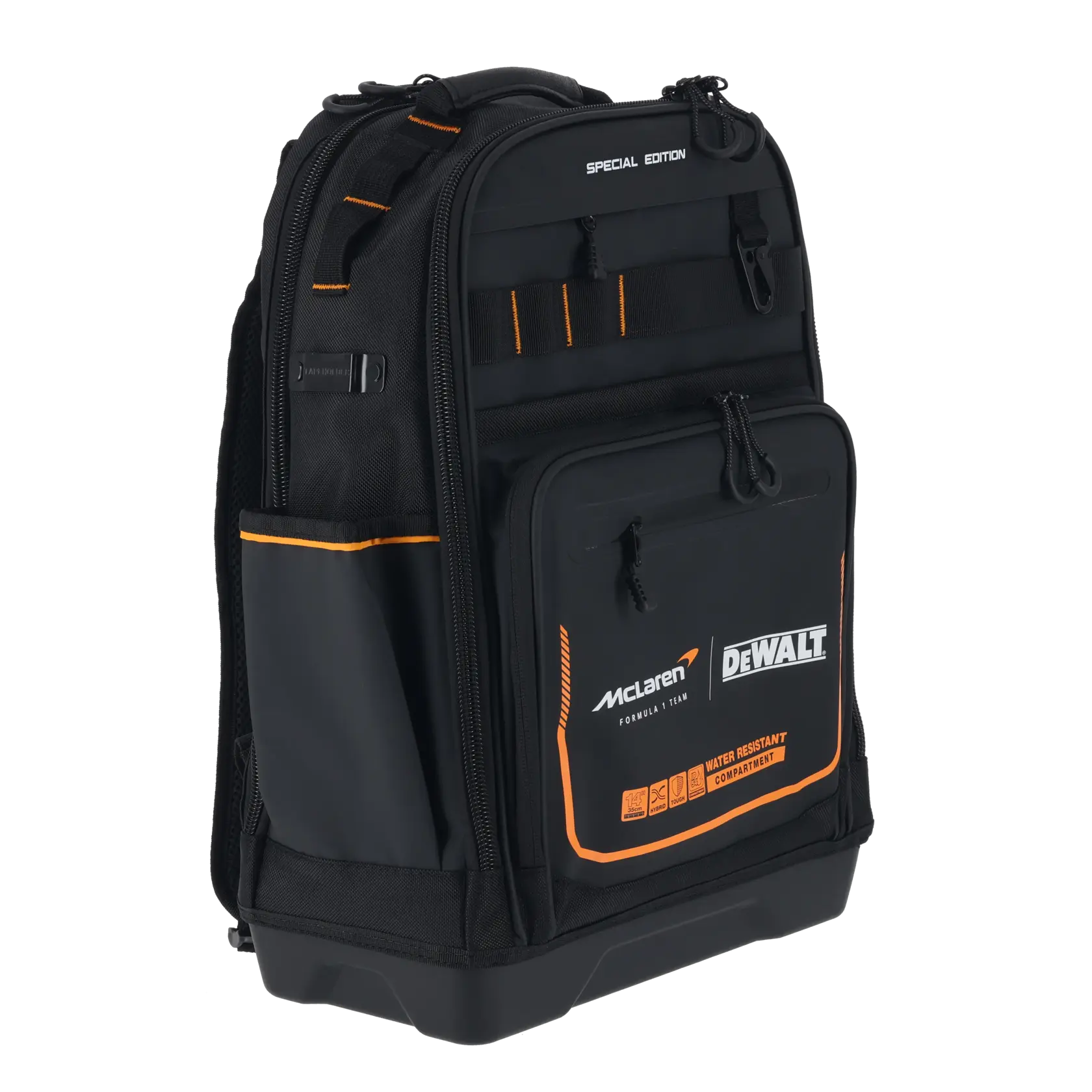 Mochila negra DEWALT McLaren con detalles naranjas, varios compartimentos y bolsillo frontal resistente al agua.